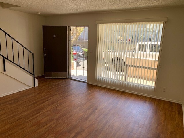 Building Photo - BEAUTIFUL 2STORY 2BD 1.5BA TOWNHOME STYLE UNIT