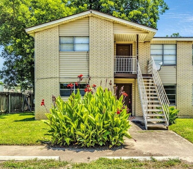 Building Photo - "Charming 2-Bed Oasis in San Marcos with Cozy 790 Sq Ft Layout!"