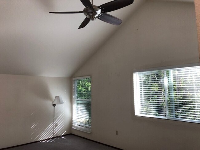 Building Photo - 1304 Foothill Dr