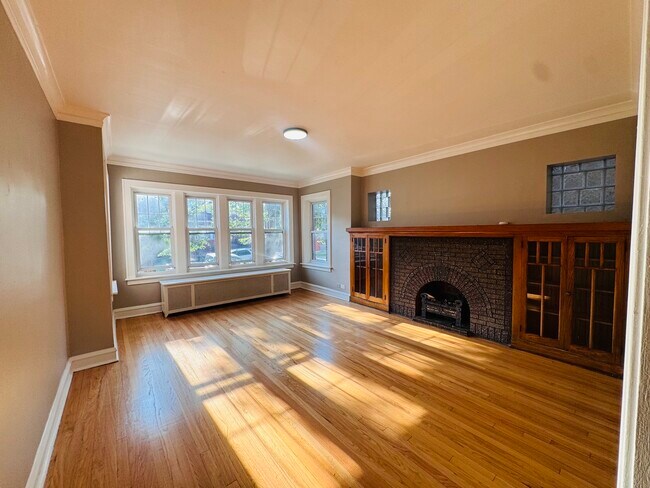 Building Photo - 6721 S Maplewood Ave
