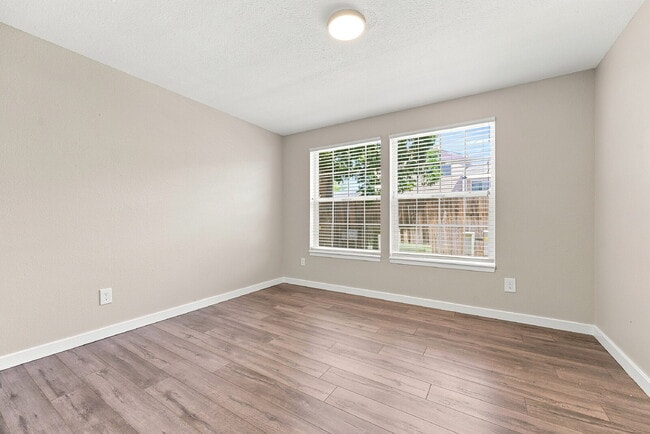 Building Photo - $1,195.95 1 bed, 1 bathroom, located in Aurora with a washer and dryer.