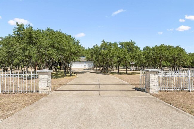 Building Photo - 501 Lone Star Dr