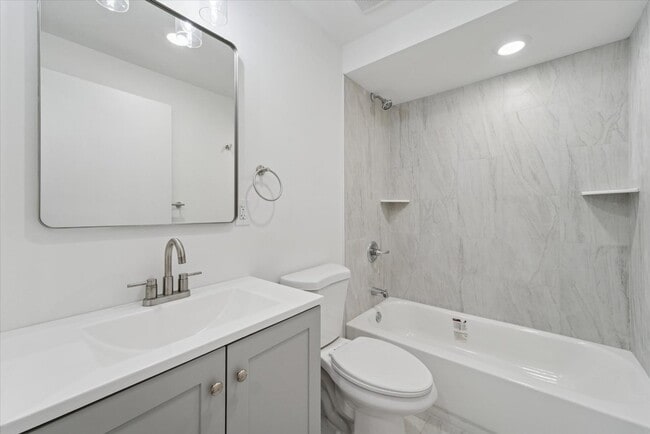 Building Photo - 812 W Roosevelt Blvd