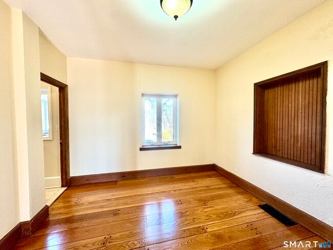 Building Photo - 2 Meadow Pl
