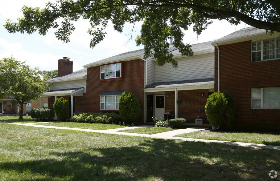 Carriage Run Apartments & Townhomes 1100 Village Dr Somerset NJ 08873