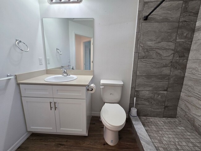 Building Photo - Beautiful 2 bed/ 2 bath Townhome w/ Balcony, Garage & Community Pool