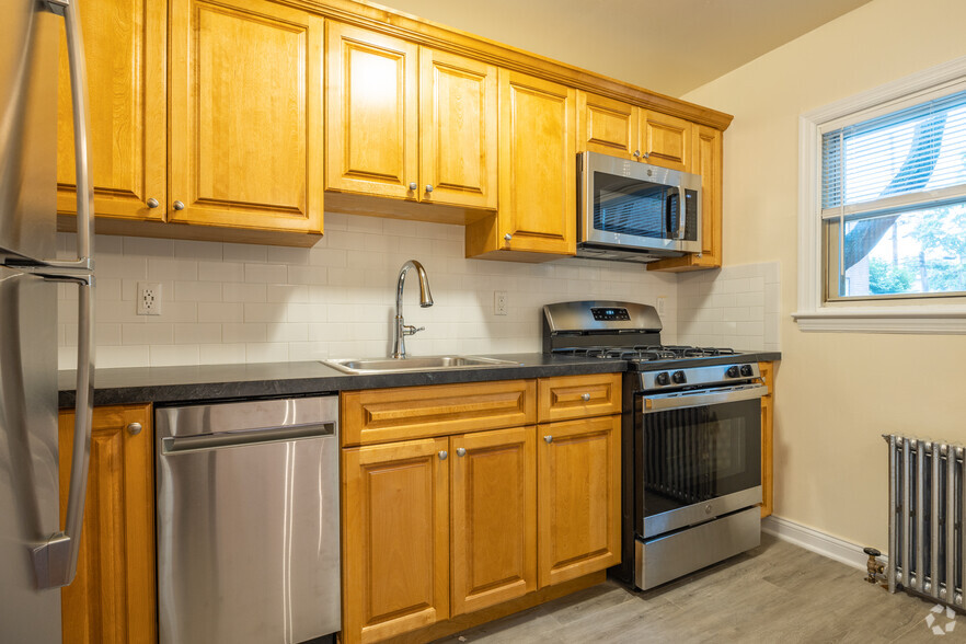 Kitchen - 4.5 Rm, 2 Bd, 1 Ba - Fairlawn Properties