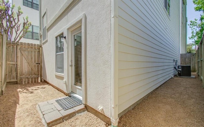 Building Photo - 1414 Sabine St