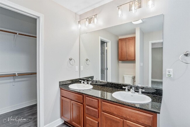 Building Photo - "Charming 3-Bedroom Retreat with 2 Full Ba...