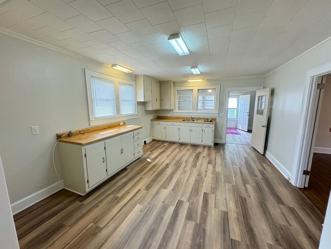 Building Photo - Charming Country Retreat – Peaceful Living...