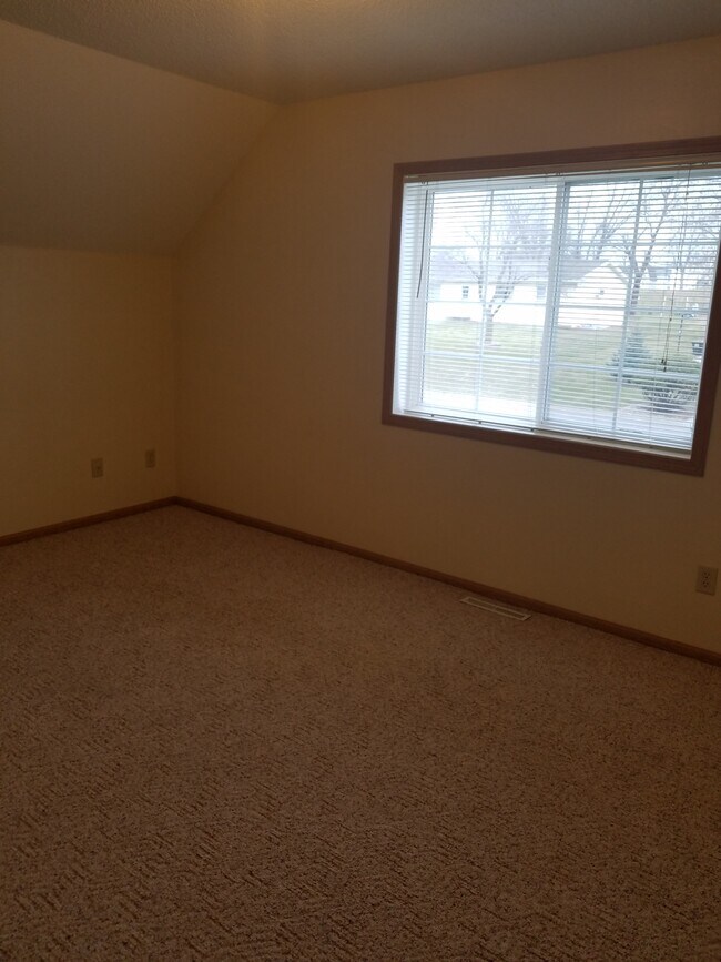 Building Photo - 233 Birch St N