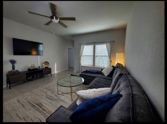Building Photo - Modern 3-Bed Home with Island Kitchen, Private Patio, and Fenced Yard in Converse