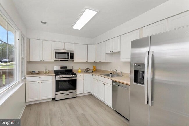 Building Photo - 1132 James Madison Cir