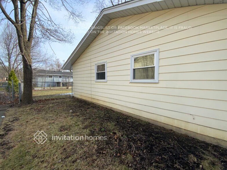 Building Photo - 906 E Sayles Dr