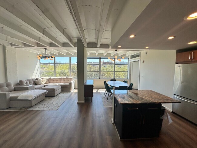 Building Photo - 1 BED | 1.5 BATH | HIGH RISE CONDO | DOWNTOWN SAVANNAH | E Liberty & Drayton St