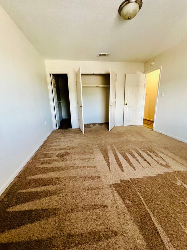 Building Photo - Large 2BR/1.5 bath apartment!