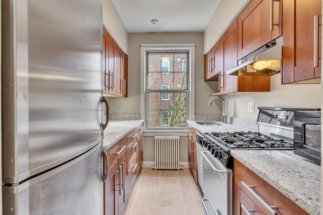 Building Photo - Charming 1-bedroom co-op unit