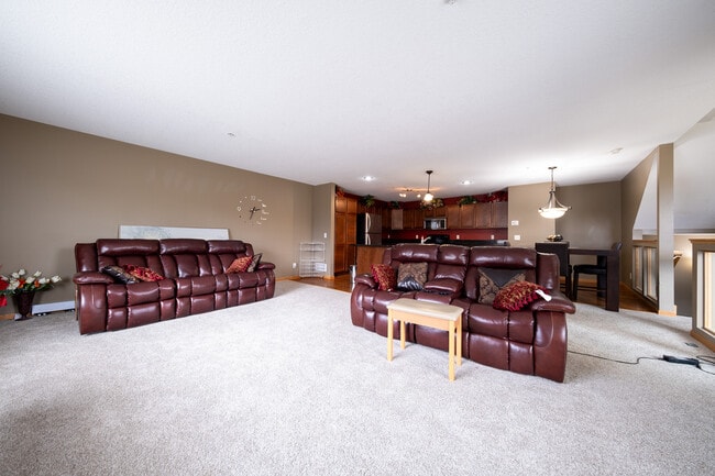 Building Photo - 6988 S Park Dr