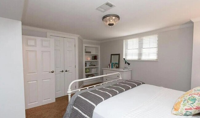 Building Photo - 256 Castle Dr