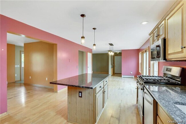 Building Photo - 1 Tomkins Ave