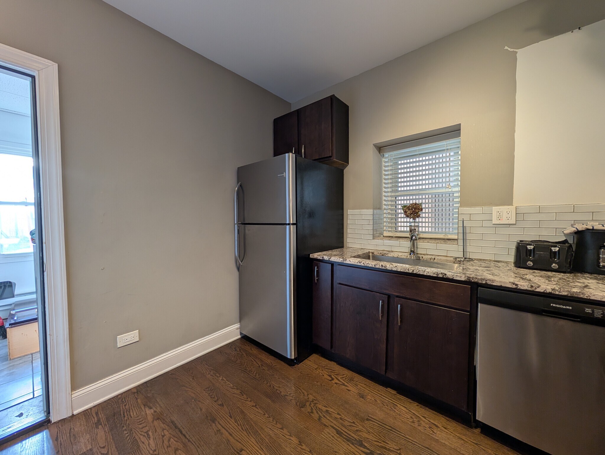 Building Photo - 1911 W Addison St