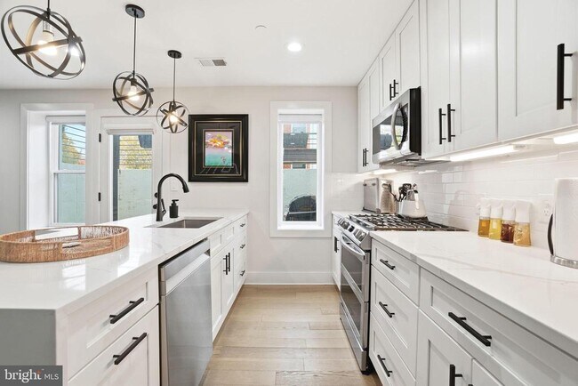 Building Photo - 616 Quebec Place NW