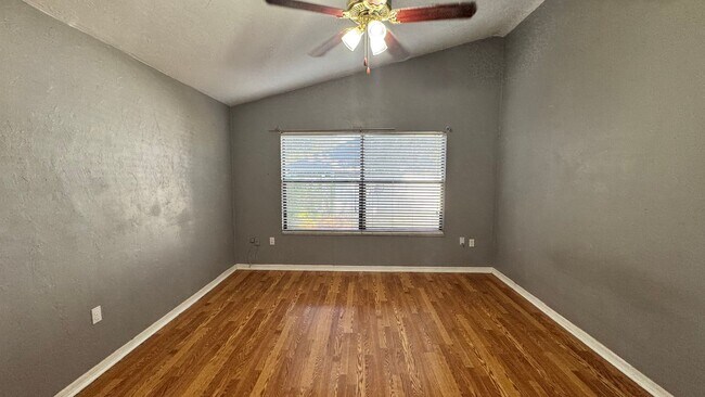 Building Photo - 2122 NE 39th Ave