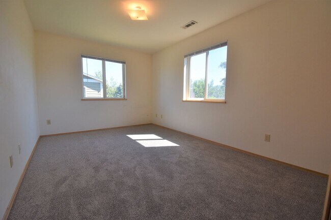 Building Photo - 3BD, 1BA Top Floor Unit