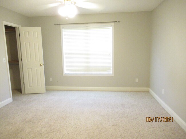 Building Photo - 3430 Beacon Dr