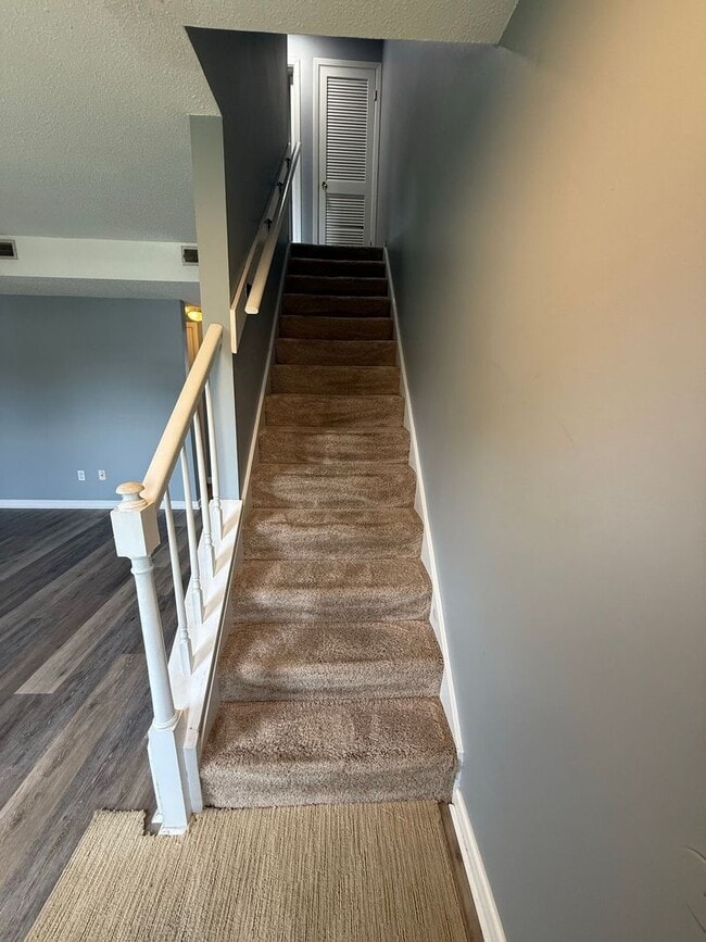 Building Photo - Nice 2 bedroom,  1.5 bath townhouse