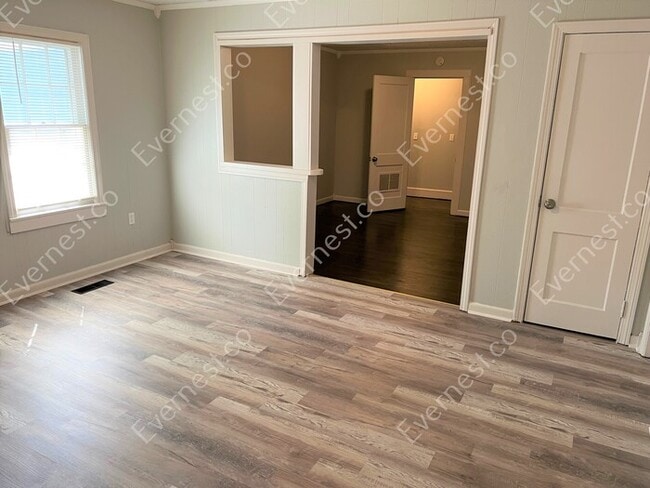 Building Photo - 3 Bed, 2 Bath Home with Carport / Pet-Friendly / Vouchers Accepted / Coming Soon!