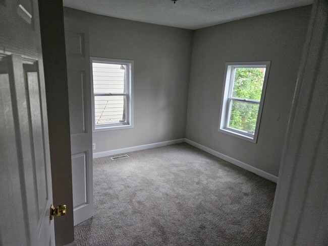 Building Photo - Newly Renovated Unit