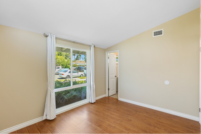 Building Photo - 526 N Emerald Dr