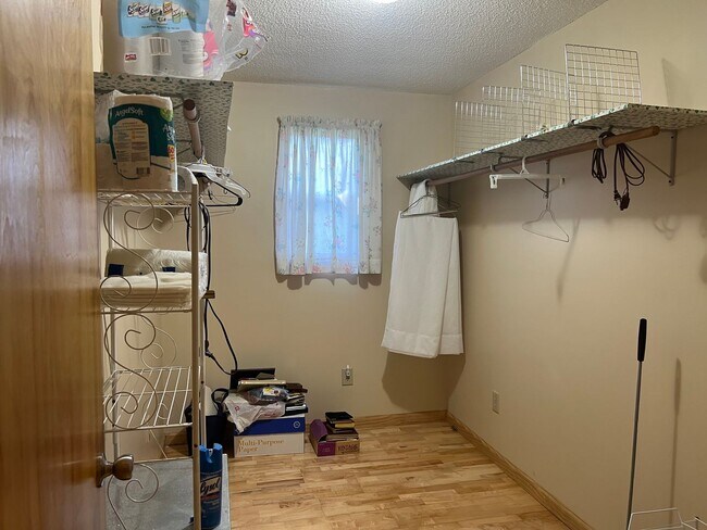 Building Photo - 2 bedroom, 1.5full bath House for rent on ...
