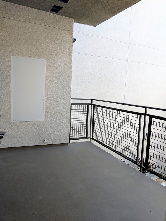 Private Balcony - 2324 Nolita