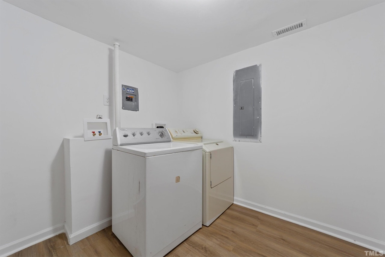 Building Photo - Room in Single Family Home on Buckingham Rd