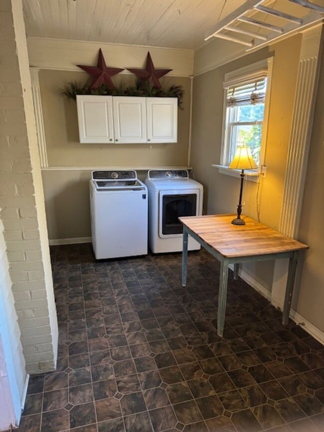 Building Photo - 416 W Montgomery St