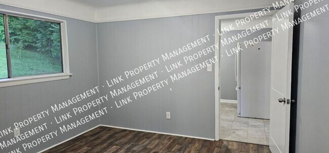 Building Photo - Fresh Painted 3 BR 1.5 BA in Red Bank for ...