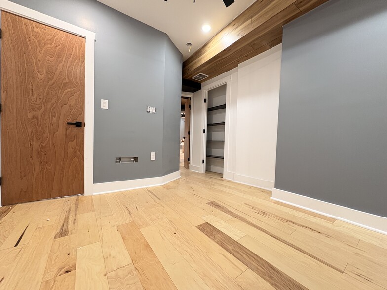 Building Photo - 5842 Hobart St