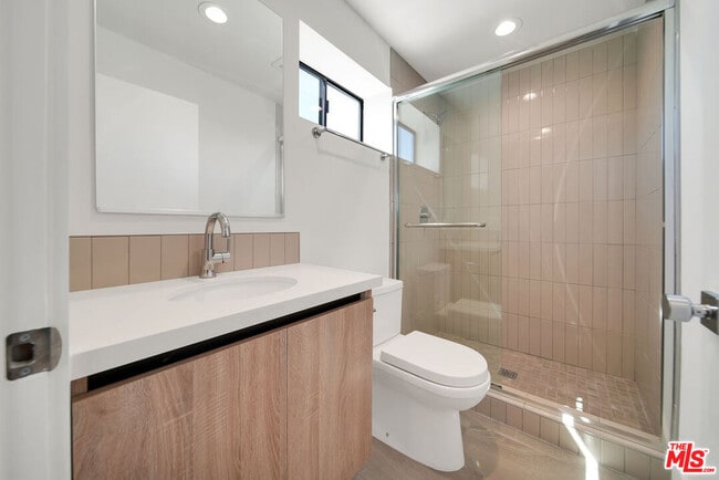 Building Photo - 408 1/2 N Kenmore Ave