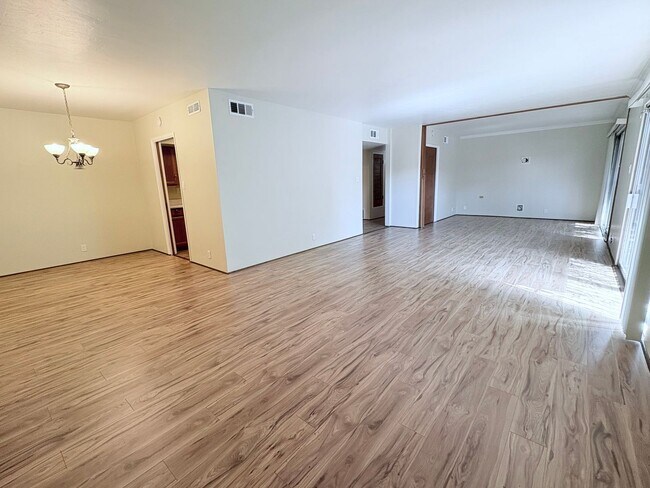 Building Photo - Lovely 2 Bedroom and 2 Bathroom Condo w/ Den! Lots of Space! *SPECIAL OFFER 2 Weeks Free Rent*