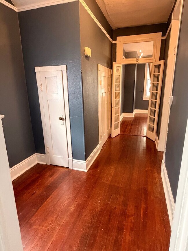 Building Photo - 2BD/1BA unit w/ big front porch, off street parking, and w/d!