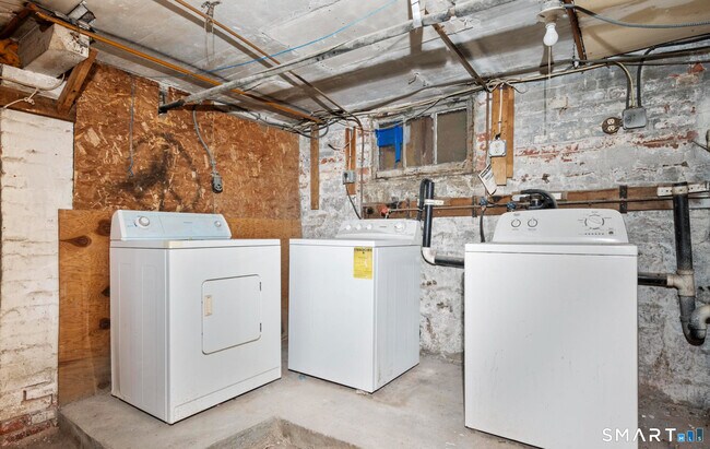 Building Photo - 32 Lamberton St