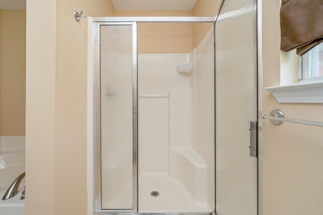 Building Photo - Spacious Home in Navarre!