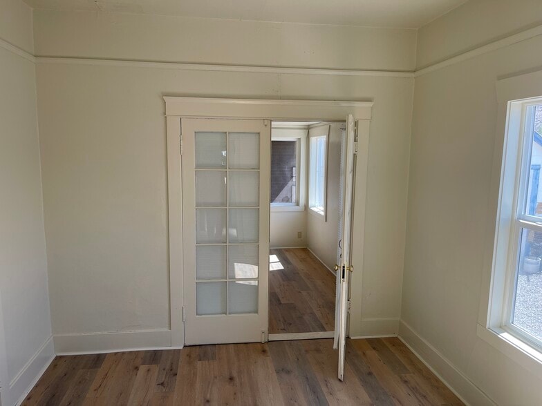 Building Photo - 407 La Mesa Way