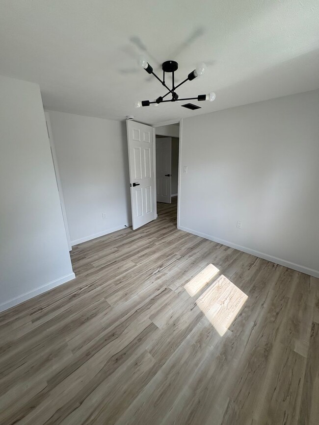 Building Photo - Newly Remodeled Charming 3bd2br Home!!