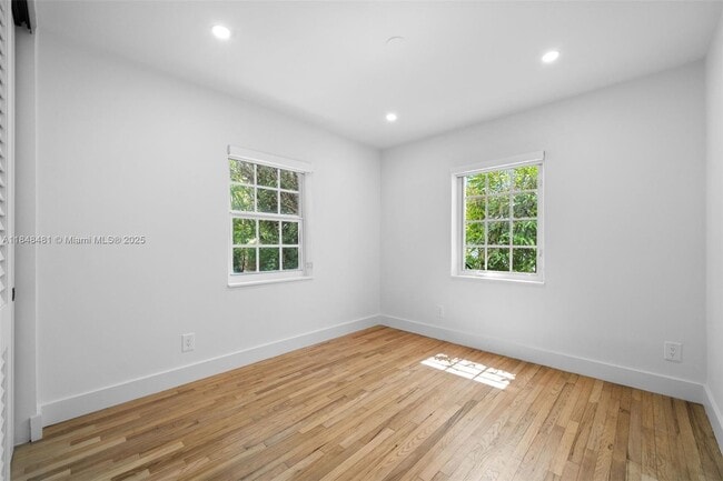 Building Photo - 1003 NE 115th St