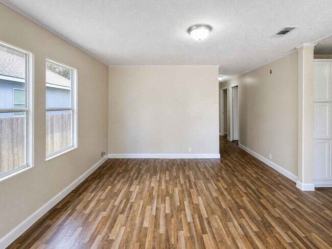 Building Photo - 11919 Kingslake Forest Dr