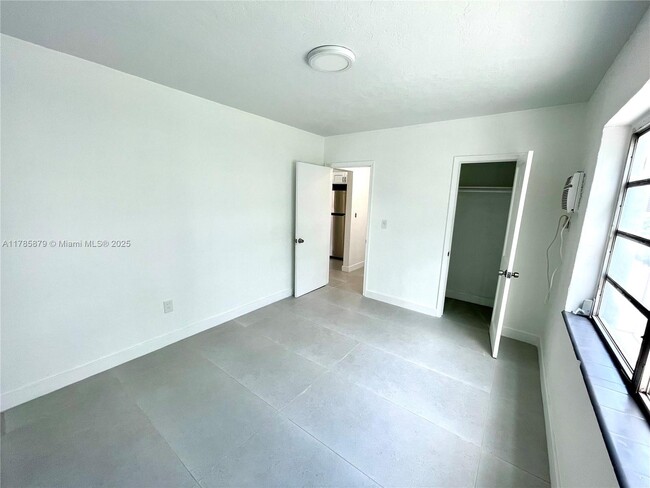 Building Photo - 550 SW 10th St
