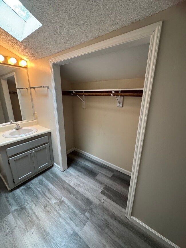 Building Photo - 4 bed 3.5 bath duplex